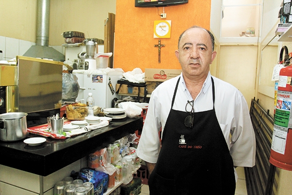 Hoje é dia de um abraço no querido amigo que está aniversariando. Falo do Ângelo Pedro da Silva, mas quase ninguém o conhece por seu nome de batismo. Ele é o muito conhecido Théo, daquele bar e café bem ao lado da Catedral Nossa Senhora da Conceição. Bast